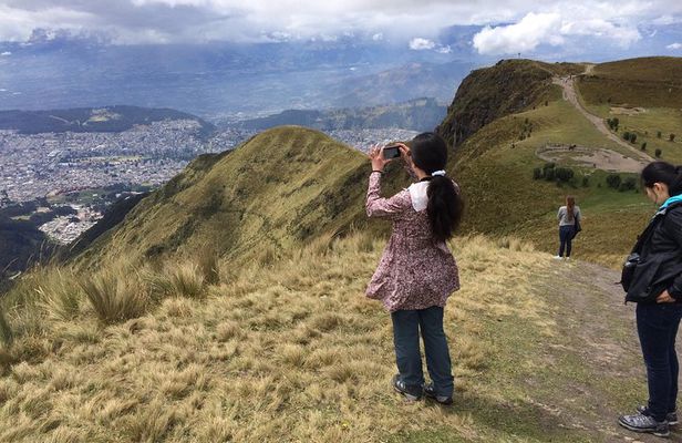 Private Quito City Tour with Teleférico and Horse Ride in Pichincha Volcano 