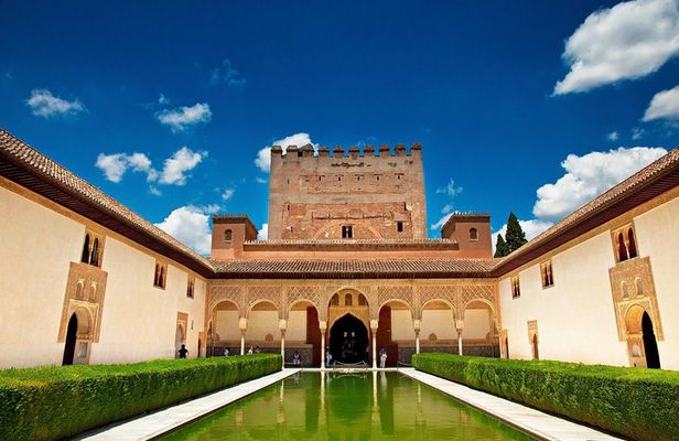 Alhambra & Generalife Skip the line Small Group including Nasrid Palaces
