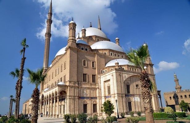 Layover Tour to Giza Pyramids, Sphinx, Coptic & Islamic Cairo