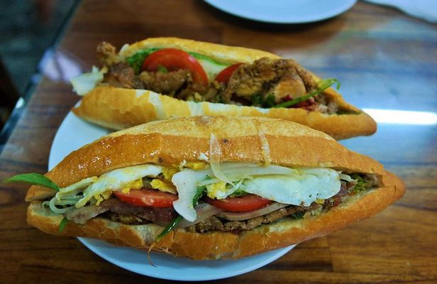 Hoi An Street Food Walking Tour with Tastings