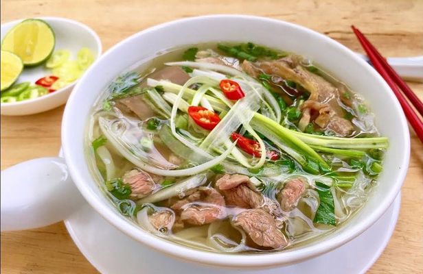 Small-group Foodie by Night in Saigon (04 hours)