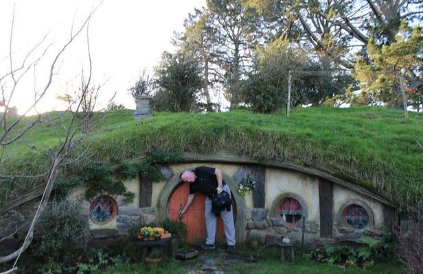 2-Day Hobbiton, Rotorua, Waitomo Caves Tour from Auckland with Accommodation