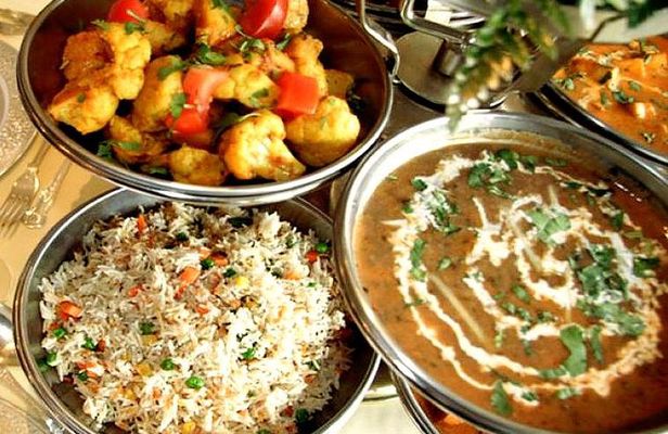 Indian Family Home Visit and Vegetarian Cooking Experience in Delhi