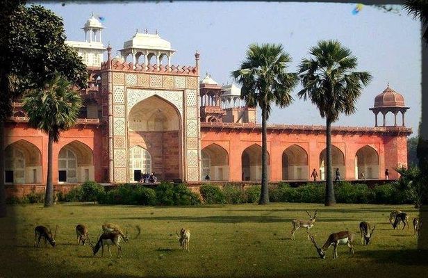 Agra Short Tour of Akbar Tomb, Gurudwara Guru Ka Tal and Dayalbagh