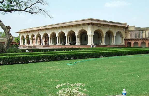 Extensive Agra Fort and colorful Kinari Bazaar Tour