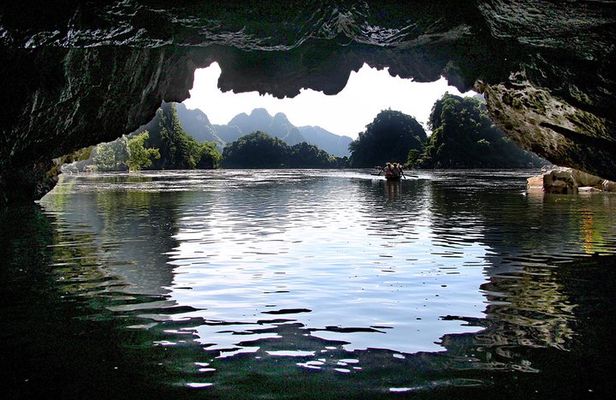 Trang An Boat Ride and Hoa Lu Temples