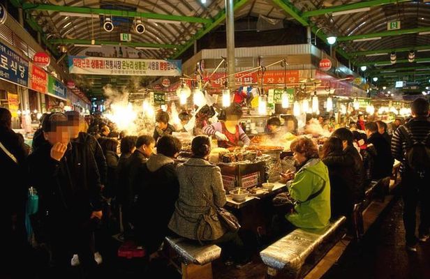 Private K-Food Walking Tour Including Visit to Dongdaemun District