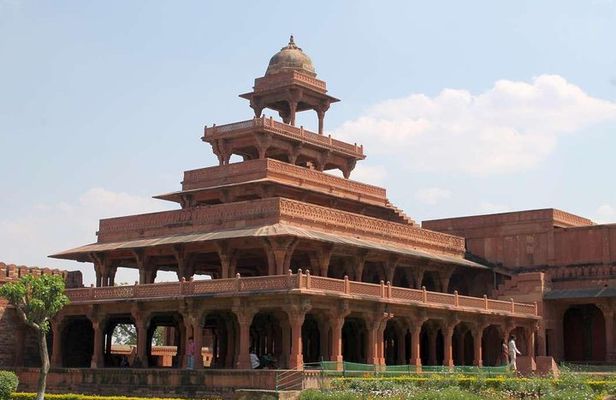 Taj Mahal Day Trip with Fatehpur Sikri From Delhi