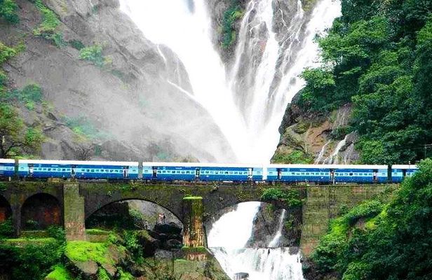 5-Day Golden Triangle Tour by Train from Delhi