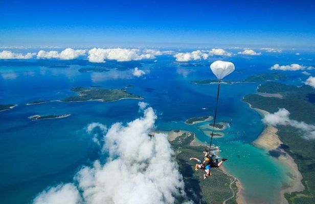 Airlie Beach: Tandem Skydive over Whitsunday Islands