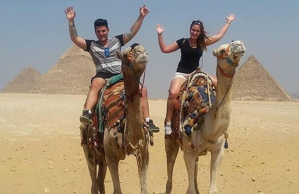Best tour to Giza Pyramids, Egyptian Museum, Bazaar and Felucca 