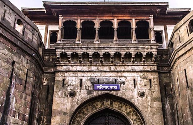 Immersive walking tour in Pune for cultural immersion with guide