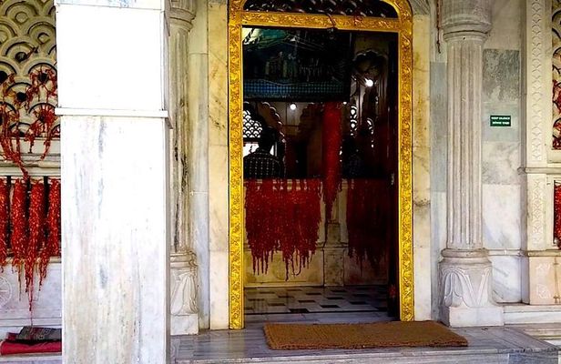 Culture trip in Pune to Aga Khan Palace, a dargah and temples