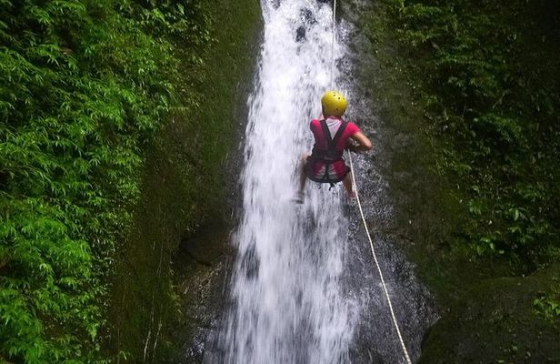 Canyoning in waterfalls and Zipline cable near La Fortuna