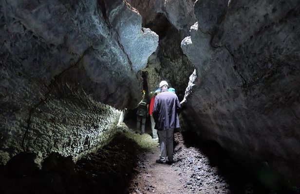 Speleology Tour in Cueva de Las Palomas in La Palma