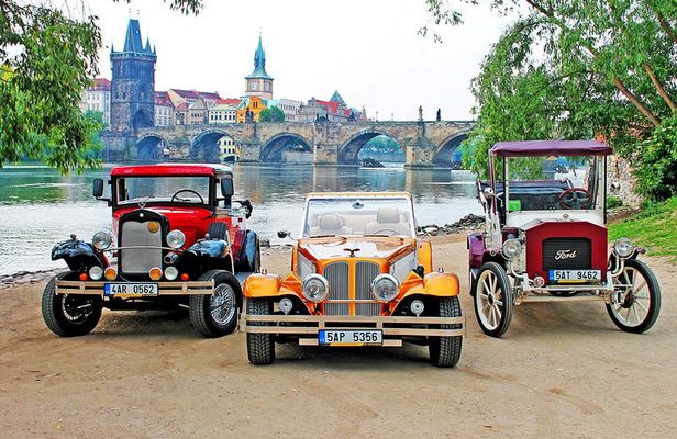1,5 hour oldtimer convertible Prague sightseeing tour