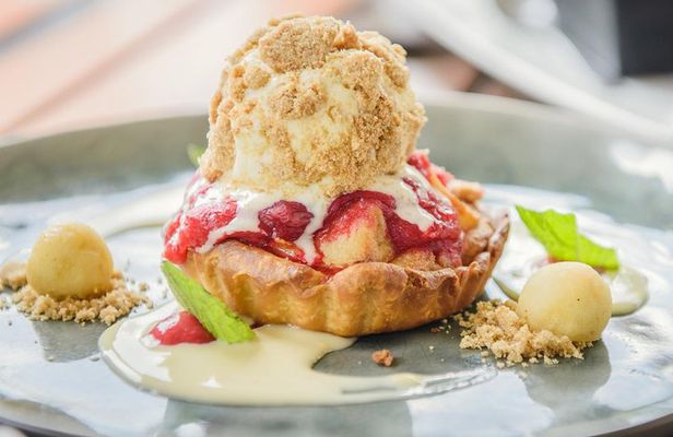 Deluxe Wine Tour to Tamborine Mountain, includes two course lunch