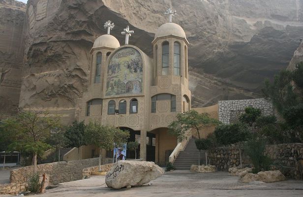 Private Half Day Tour to Garbage City and Cave Church