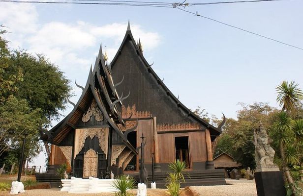 Full-Day Guided Tour of Chiang Rai Temples from Chiang Mai