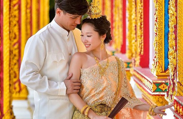 Wedding Shooting with Traditional Thai Dress by Professional photographer