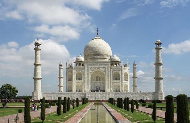 Taj Mahal Tour from Delhi by India's Fastest Train (GATIMAAN EXP)