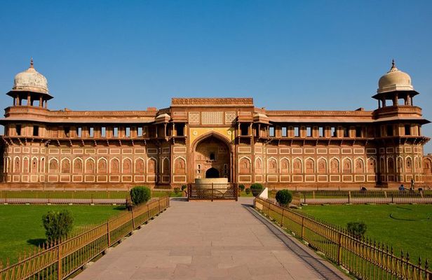 Taj Mahal Tour from Delhi by India's Fastest Train (GATIMAAN EXP)