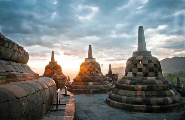Private Sunrise at Setumbu Hill with Carriage Ride Tour