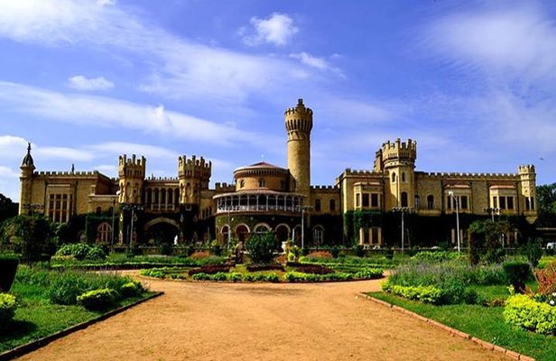 Half-Day Private British Heritage Tour with Lunch