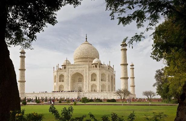From Agra: Taj Mahal Sunrise Private Tour with Lunch & Entry Fees