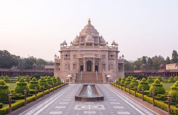 Explore Ahmedabad Spiritual Sites - A Private Tour with Akshardham Temple& Lunch