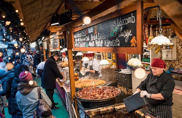 Budapest Wonderland - A Christmas Market Tour with Chimney Cake & Mulled Wine