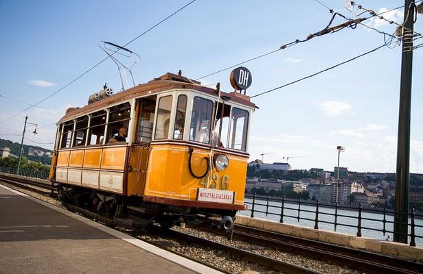 Private Budapest Walking Tour with Cake & Coffee