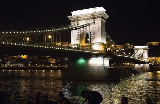 Bright Lights of Budapest Night Tour with Boat Cruise and Wine