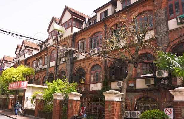 Half-Day Architectural Private Walking Tour with Authentic Food