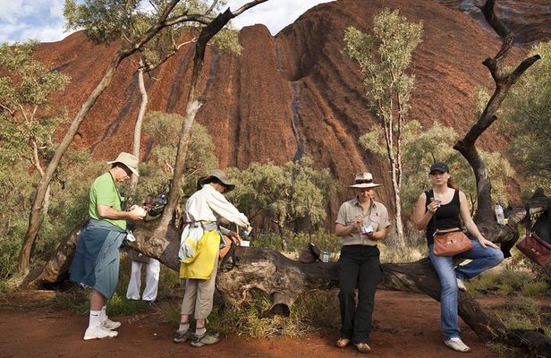 Full Uluru Base Walk at Sunrise Including breakfast