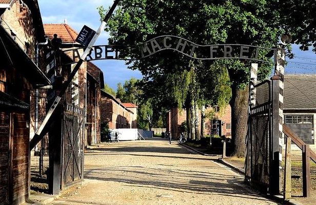 Auschwitz-Birkenau guided tour from Krakow with a private transport