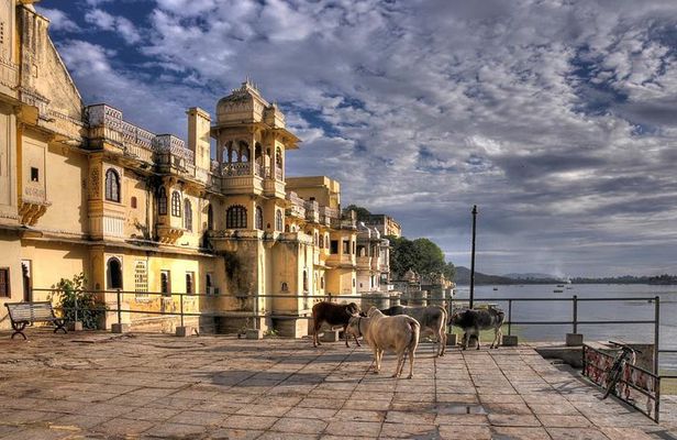 Private Tour: City Palace and Jagdish Temple in Udaipur