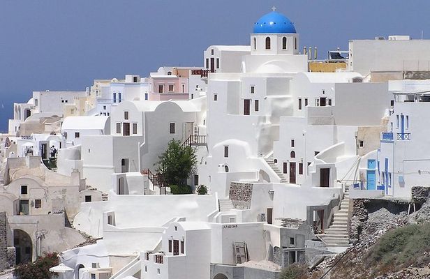 Santorini Shore Excursion: Private Tour of Oia and Fira, including Museum of Prehistoric Thira and Wine Tasting