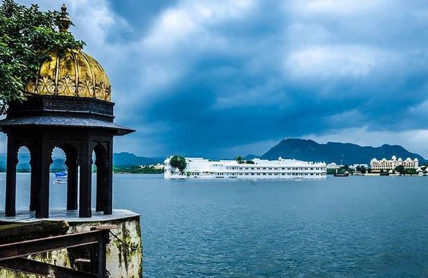 Udaipur Full Day City Tour with Boat Ride