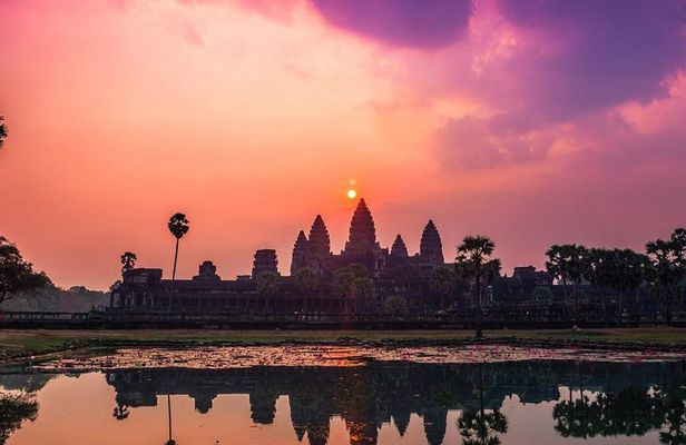 Angkor Sunrise Half-Day Tour with Private Vehicles & Tour Guide