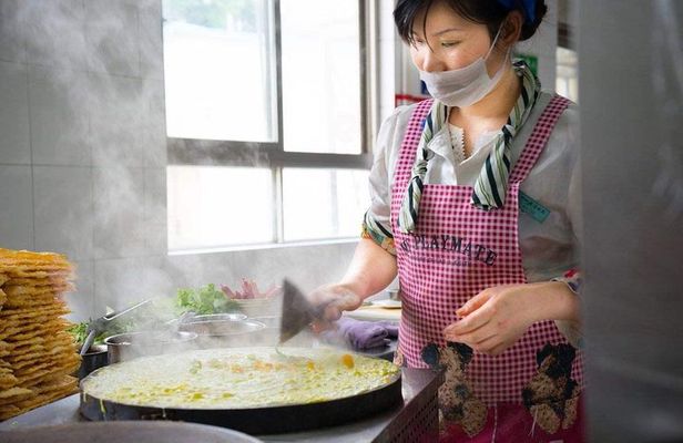 Beijing Street Breakfast Tour with Temple of Heaven and Pearl Market Visit