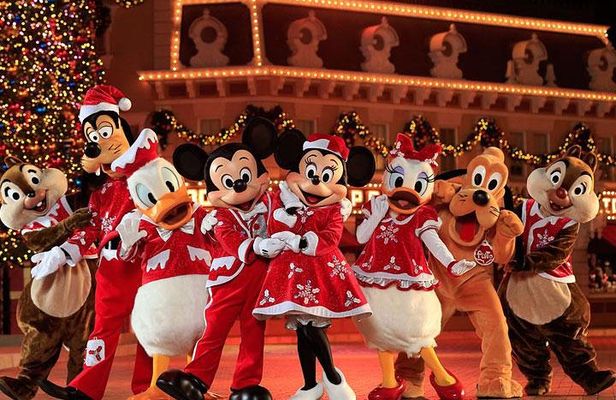 Daily Group Tour: Disneyland Admission With Hotel 2-Way Transfer from Hong Kong Island