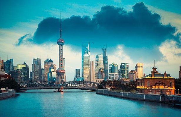 Coach Day Tour: Classic and Modern Shanghai with Lunch