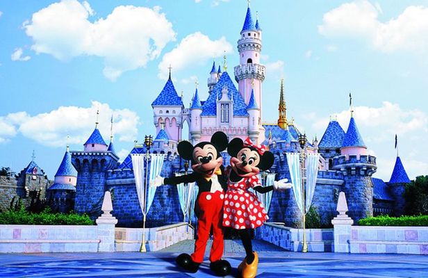 Daily Group Tour: Disneyland Admission With Hotel Pickup and 1-Way Transfer