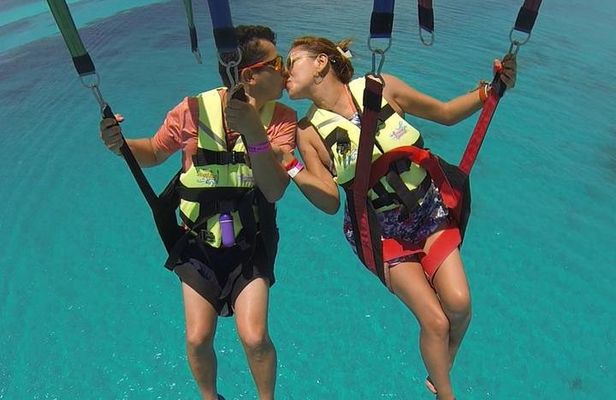 Parasailing from Isla Mujeres Including Transport
