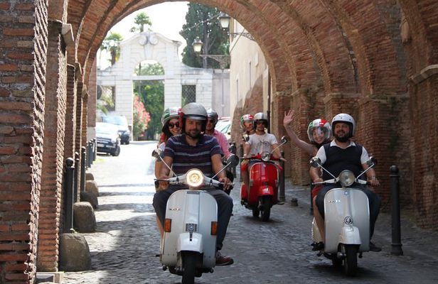 3-Hour Rome Small-Group Sightseeing Tour by Vespa