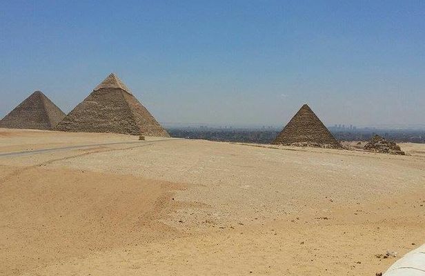 Private 8-Hour Tour of Giza Pyramids, Egyptian Museum and Old Cairo