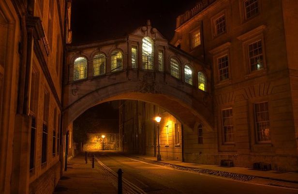 Oxford PRIVATE Pub and City Evening Walking Tour