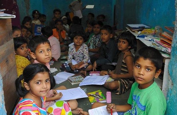 Private Dharavi Slum Tour with Transport and Refreshments