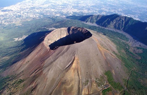 Pompeii & Vesuvius Guided Tour with Wine Tasting & Easy Lunch